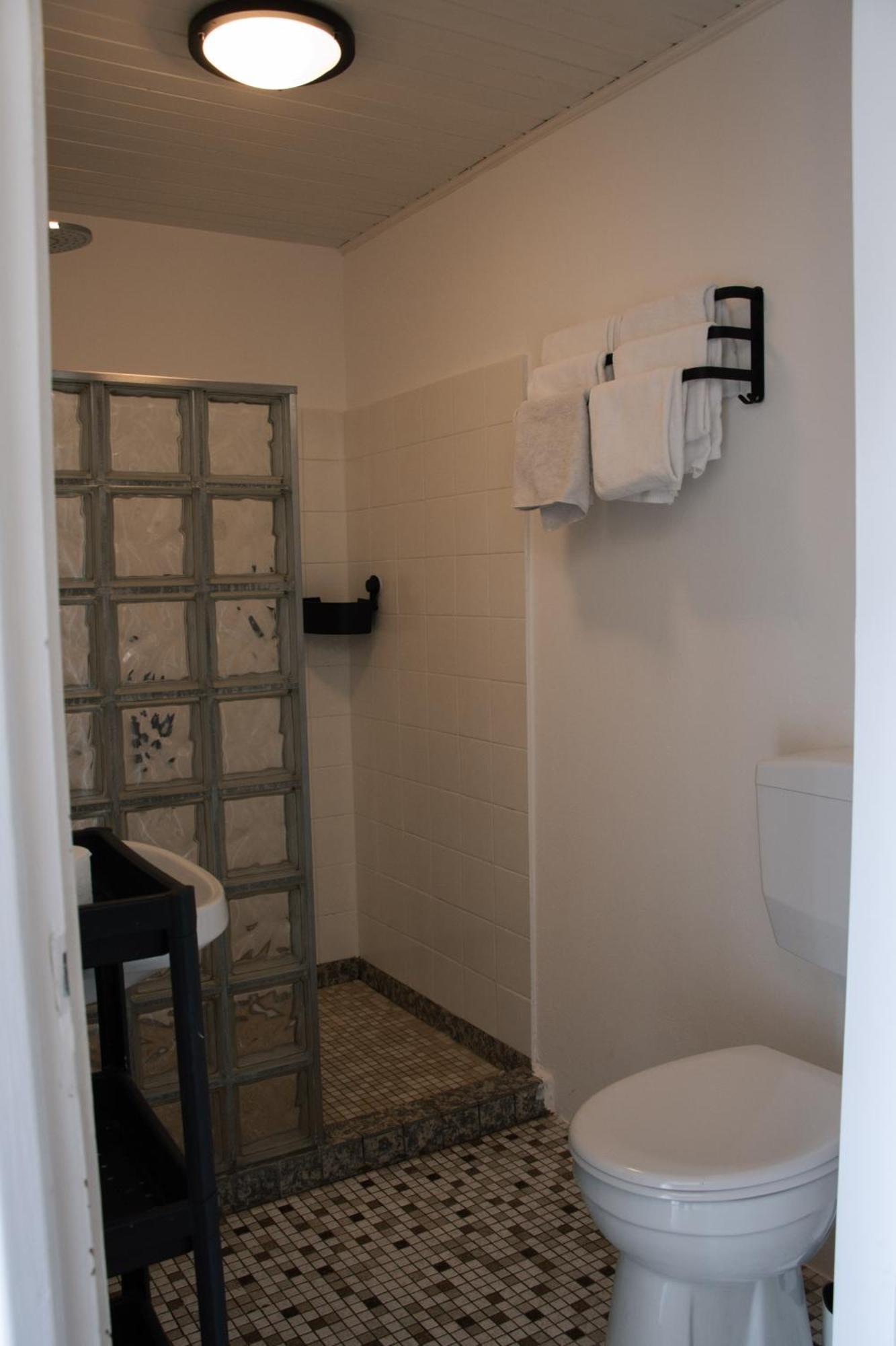 Apartment Cozy Forest Cabin, Fenced Garden, Peace & Privacy *